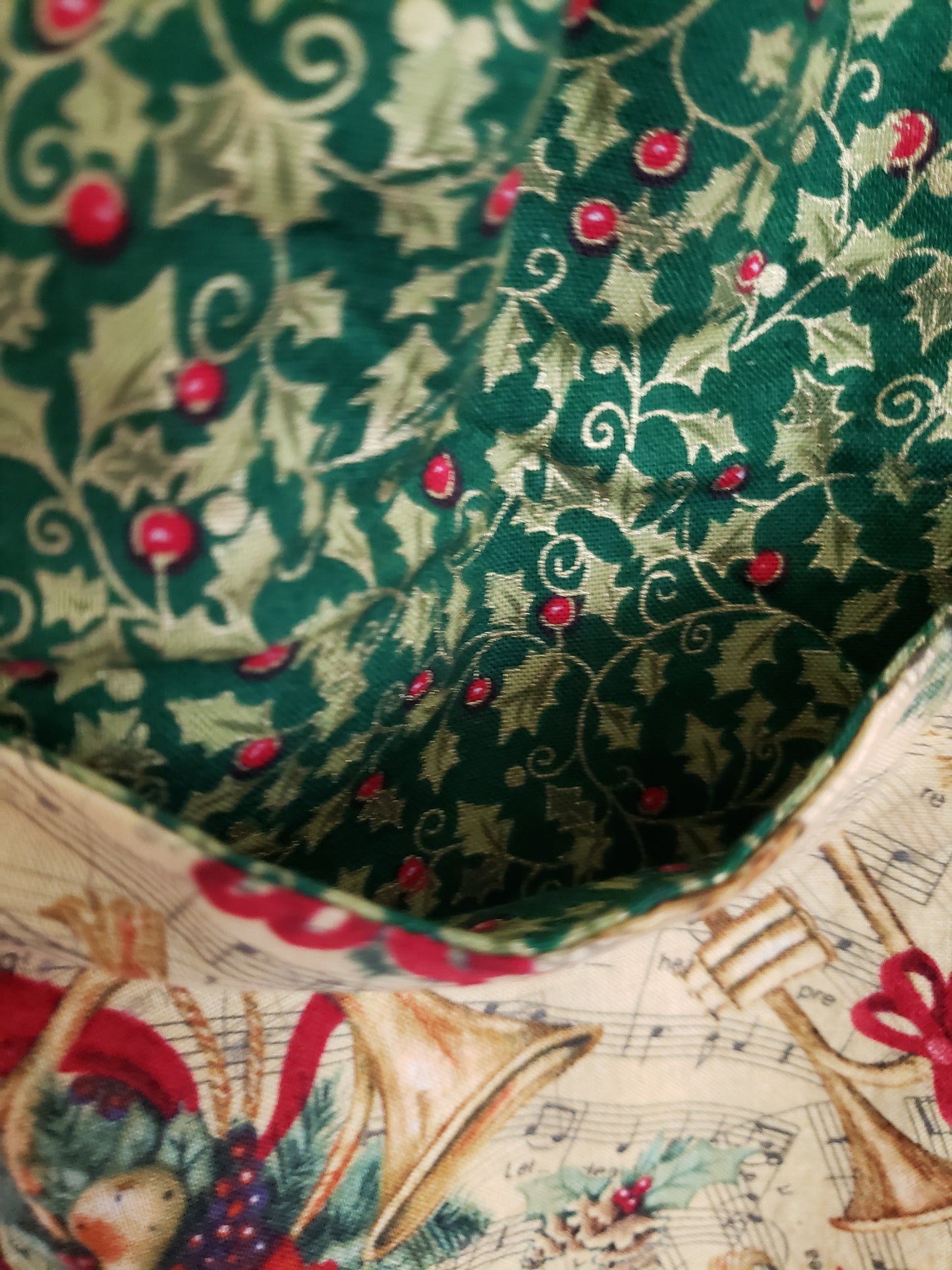 Christmas Music & Holly Deluxe Tote Bag